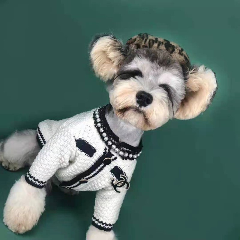 シャネルChanelブランド 猫犬セーター ニットコート ペット服 バッジ柄 偽真珠 ジャケット傷なめ防止 抜け毛対策 中小型犬