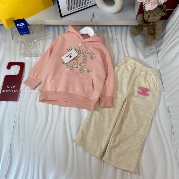 ブランドシャネル女の子 秋服 2点セット 長袖 Chanel 子供服 キッズ スウェット セットアップ パーカー スポーツパンツ ジャージ スポーツウェア 裏起毛 春秋冬 韓国服 おしゃれ カジュアル  100¬160cm 