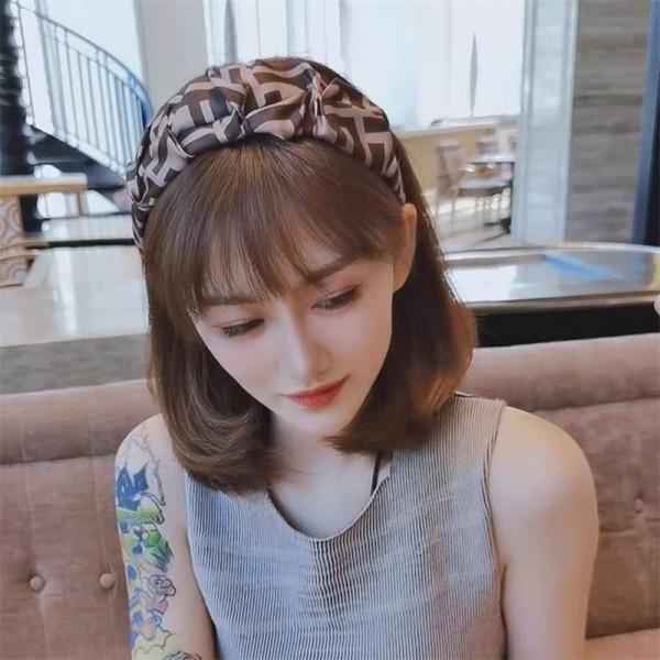 Fendi  フェンディ カチューシャ ブランド可愛い蝶結びヘアバンド ブランドリボンヘアターバン女性ハイブランドヘアアクセサリーュ存在感抜群ブランドバナナクリップ髪アレンジ