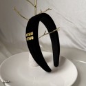 ハイブランドMiuMiuカチューシャ レディース ミュウミュウベルベットカチューシャ 幅広 太め 痛くない カチューシャ 髪飾り ヘアアクセサリー 髪留め 滑り止め 可愛い レディース ヘアバンド 韓国風 無地 ギフト プレゼント