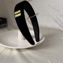 ハイブランドMiuMiuカチューシャ レディース ミュウミュウベルベットカチューシャ 幅広 太め 痛くない カチューシャ 髪飾り ヘアアクセサリー 髪留め 滑り止め 可愛い レディース ヘアバンド 韓国風 無地 ギフト プレゼント