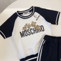 モスキーノ子供服 夏服 男の子 ハイブランドMoschinoキッズ半袖Ｔシャツ+ハーフパンツ2点 綿 ボーイズトップ+パンツ 上下セット 男児 普段着 キッズ カジュアル 部屋着  90-140cm 