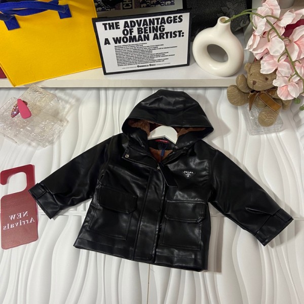 ブランド プラダキッズ皮革アウター ボーイズ Prada 子供PUレザージャケット 春秋冬 お出かけ 長袖 裏起毛 レザーコート バイク服 キッズ 90-140cm 防寒ウェア かっこいい ガールズ 男の子