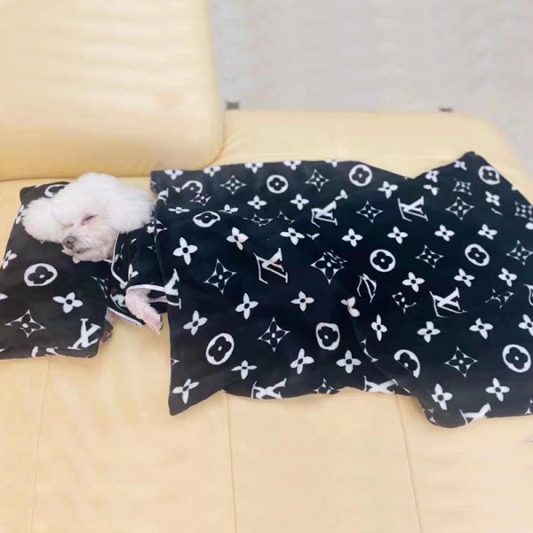 ブランド LV ペット パジャマ 寝具セット 枕と掛け毛布セット ルイヴィトン 犬の寝間着 ブラック カッコイイ ペット用品 柔らかい 暖かい 犬寝具 ドッグウェア フランネル生地 高品質