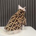 ブランドFendi ペット用品 猫服 冬服 モコモコジャケット フェンディ ネコ 仮皮革コート ふわふわ 暖かい 無毛猫 スフィンクス 防寒ジャケット 子犬服 流行り FF柄 秋冬プルオーバー 厚手カバー かわいい