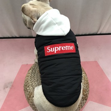 流行り ブランド シュプリーム ペット用品 犬服 綿ベスト Supremeドッグ 猫 綿コート 暖か フード付き 保温ジャケット カッコイイ 高品質 ボタン式 ネコウェア 着脱簡単 ファッション感溢れ お出かけ洋服