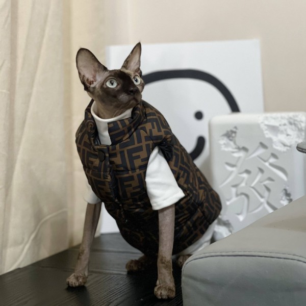 FENDI ブランド 猫服 冬 小型犬 無毛猫スフィンクス服 フェンディ 中綿ベスト 猫ウェア 冬 オシャレ ジャケット スナップボタン式 簡単脱着 防寒コート 猫用 キャットウェア 袖なし 中小型猫 XS~2XL 激安