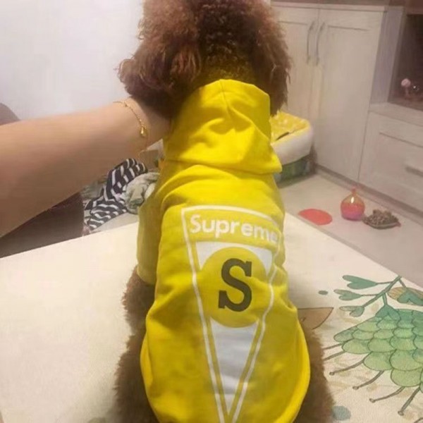 Supreme 犬 洋服 ブランド ペット服 パロディ パーカー 春秋 スウェット 犬用 シュプリームパーカー ドッグウェア 英字柄 フード付き 可愛い 柔らかい ファッション 小中型犬服 猫服 ペット用品 脱毛保護 お散歩 お出かけ