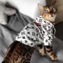 ブランド LV ルイヴィトン Supreme コラボ ペット服 犬服 猫の服 パーカー フード付き 犬用スウェットシャツ 猫のコート コットン製 ドッグウェア 春秋服 ファッション 英字柄 かわいい 柔らかい 着心地よい 小中型犬服 猫服 脱毛保護 お散歩 お出かけ XS~2XL 激安