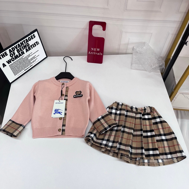 Burberryキッズ用カーディガンミニスカート