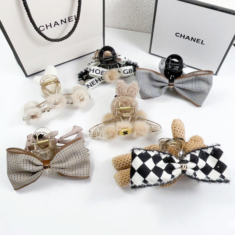 ブランドChanel ヘアクリップ 髪アレンジ