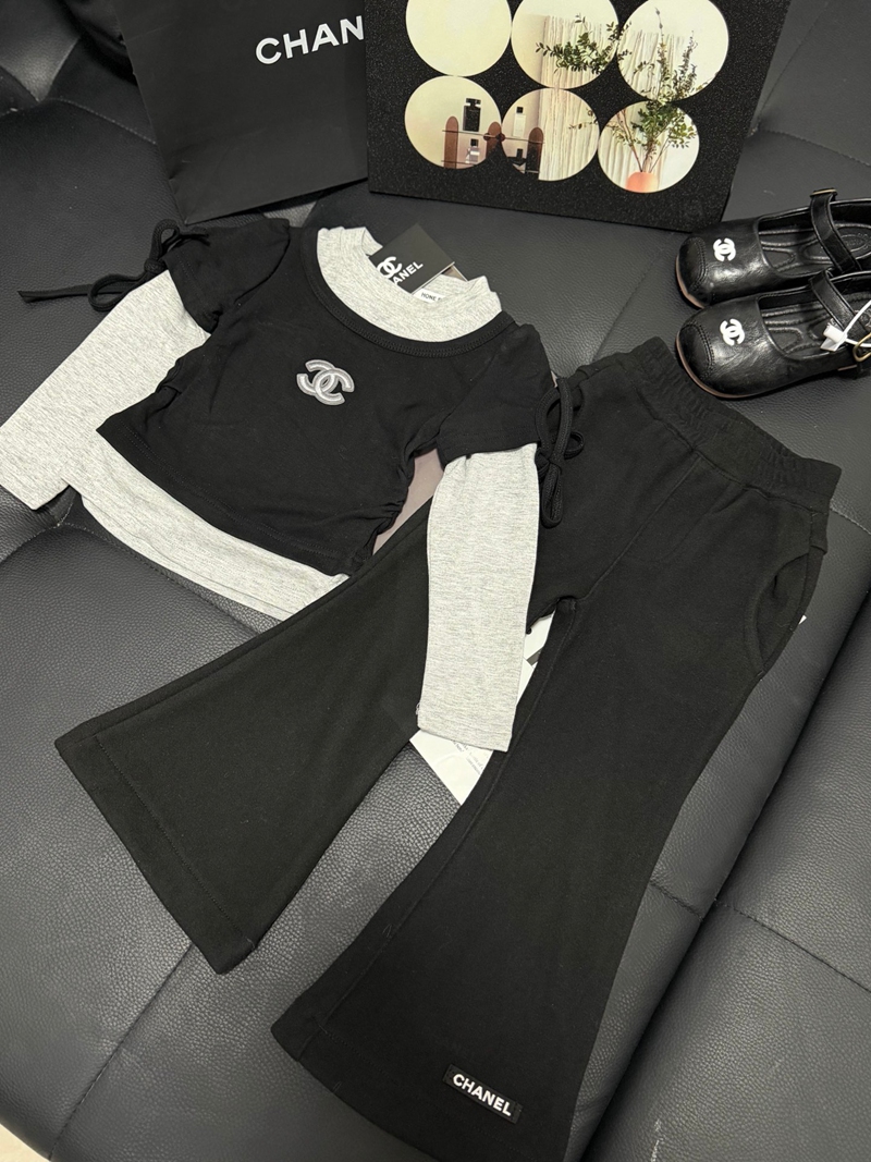 Chanel キッズ用ジャージセットアップ