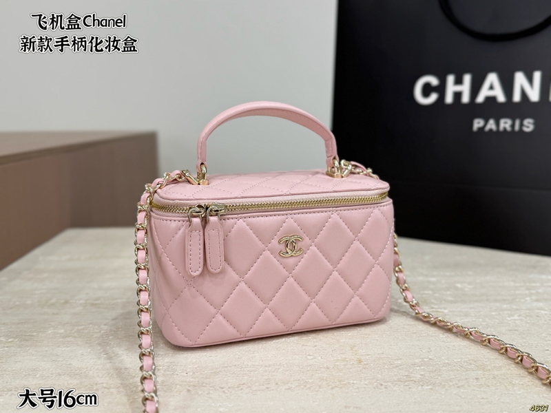 シャネルかわいいチェーンバッグ