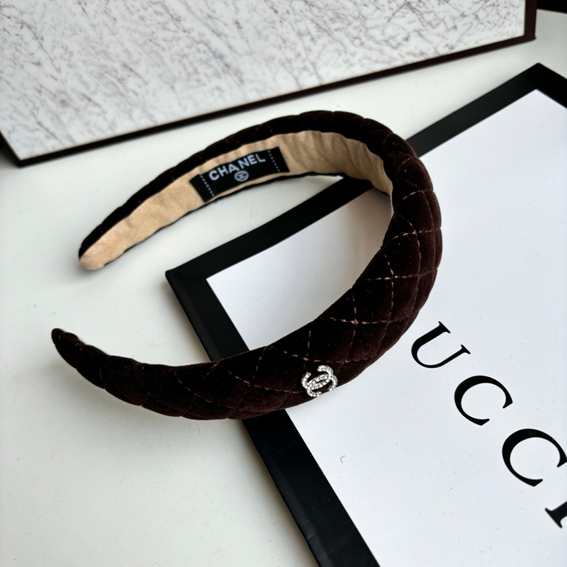 Chanel ヘアカチューシャ存在感抜群