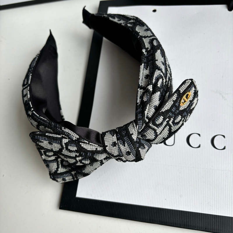 ディオールかわいいヘアグリップ