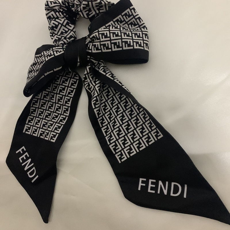 ブランドFendi リボンシュシュ 髪アレンジ