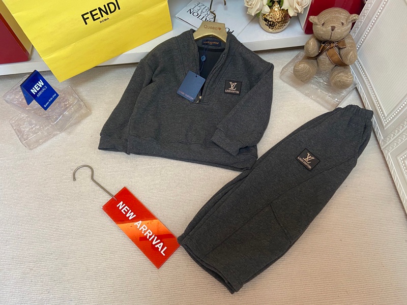 ルイヴィトンボーイズパーカー裏起毛