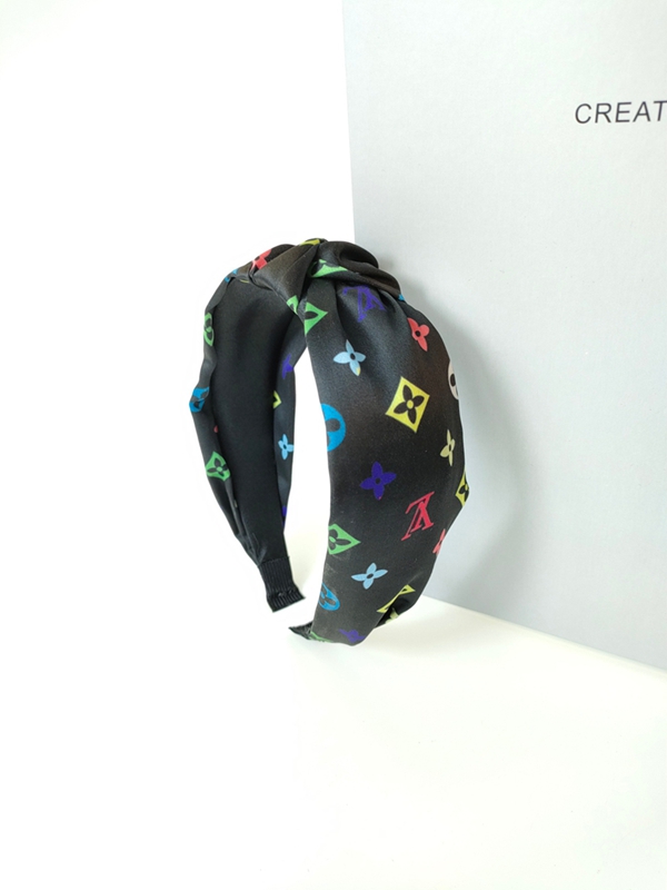 ルイヴィトンカチューシャ髪アレンジ