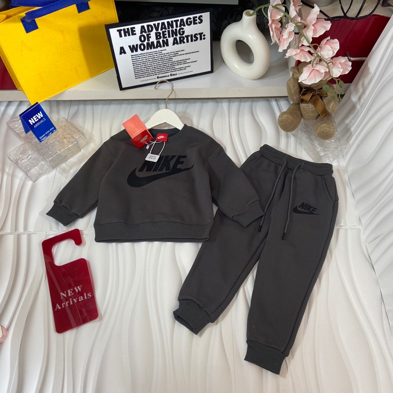 ナイキ子供スポーツスーツ キッズ服